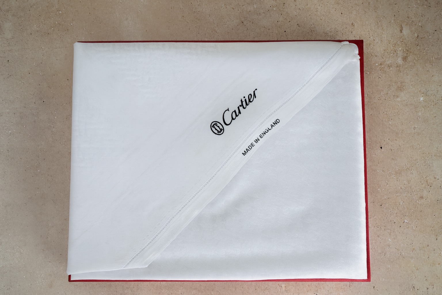 شماغ كارتير أبيض